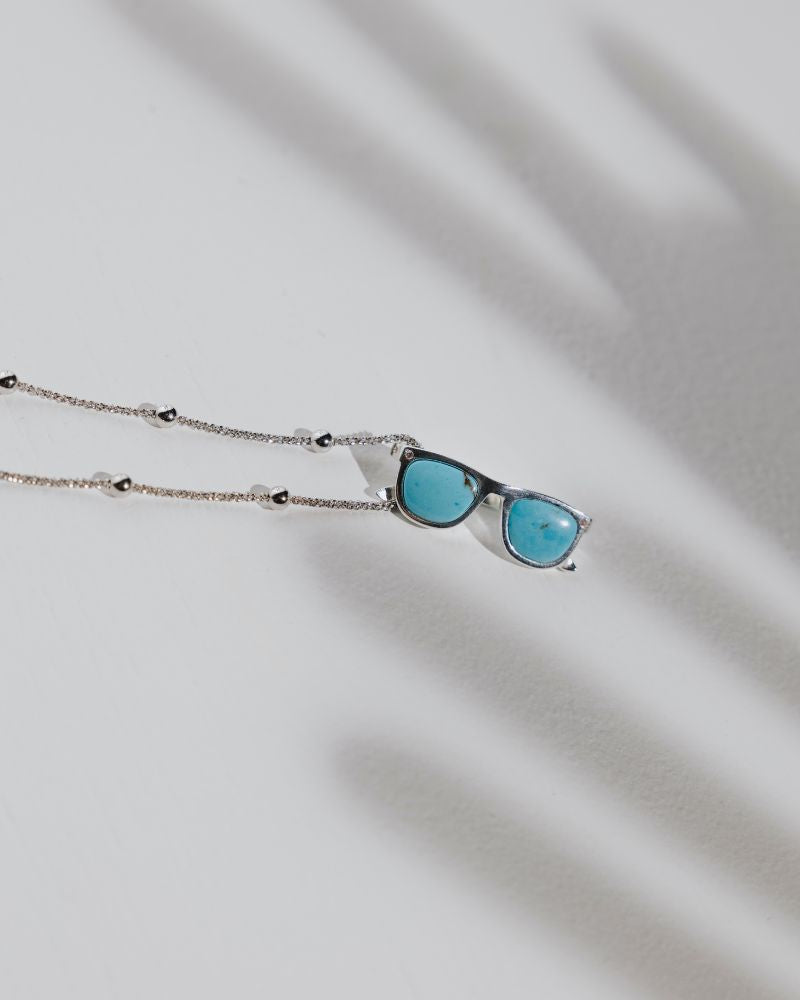 Colgante Unisex gafas de plata con piedra turquesa_Luz de Nehca_Joyeria Artesanal Sostenible y cadena rodiada de bolitas