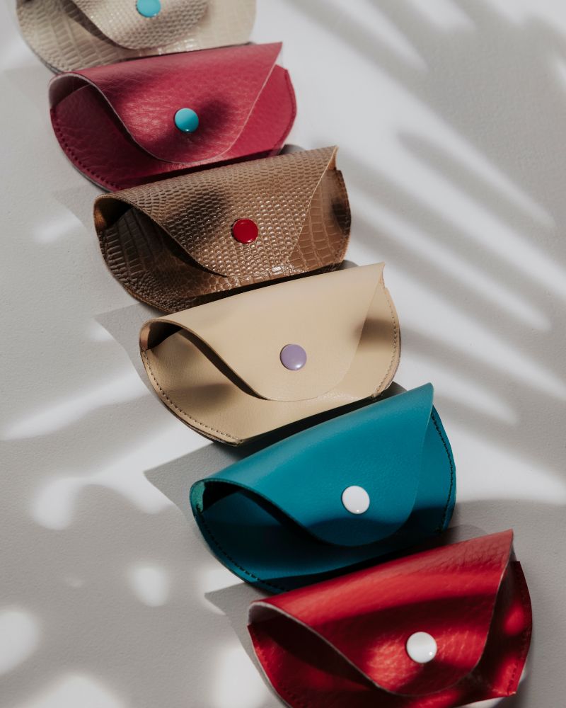 Detalle de las mini fundas como packaging del colgante de gafas