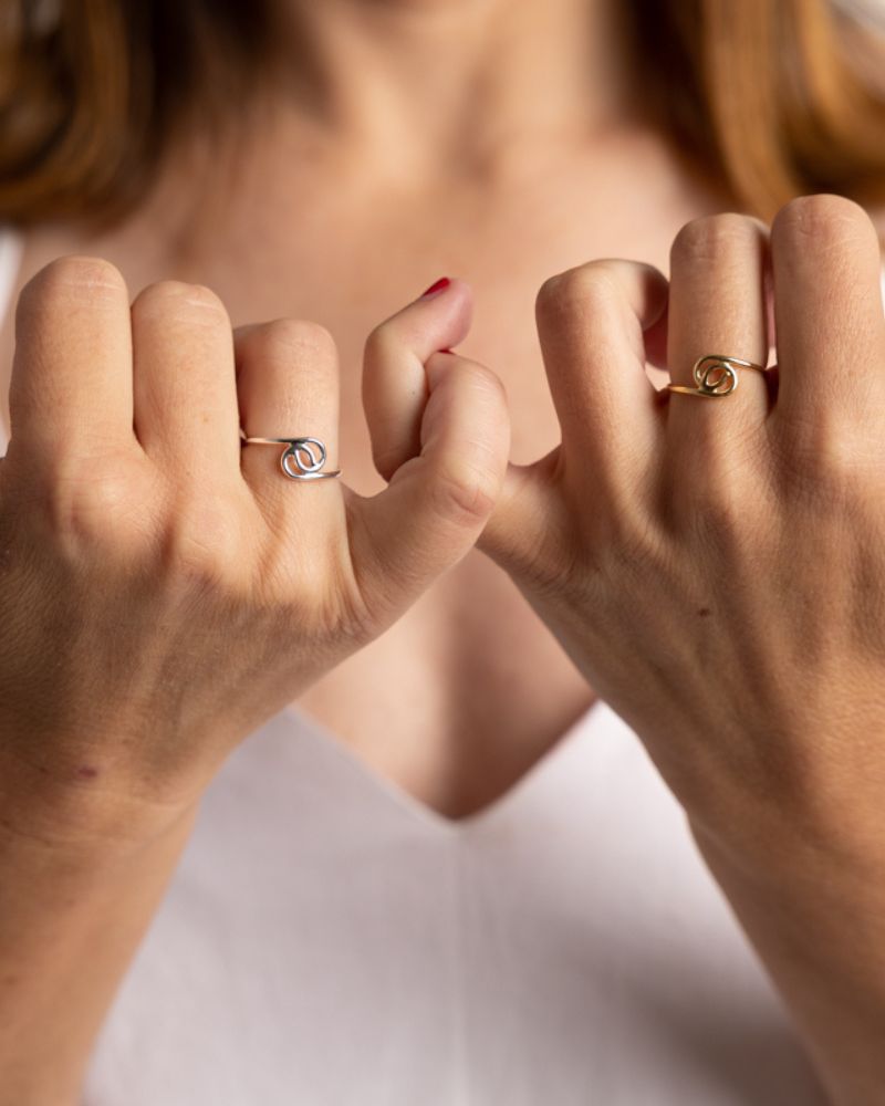 Dedo Anular Anillo De Compromiso Y Alianza En El Mismo Dedo Dos