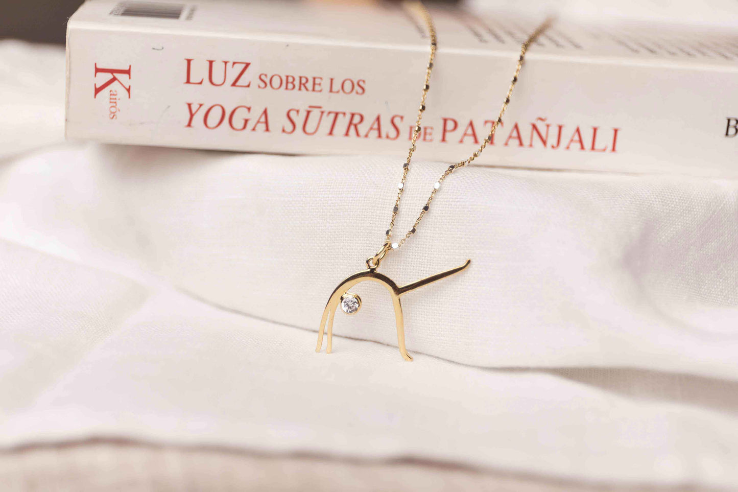 Colgante-Eka-Pada-Urdhva-Dhanurasana-chapado-en-oro-sostenible-con-circonita-Luz-de-Hatha-Luz-de-Nehca