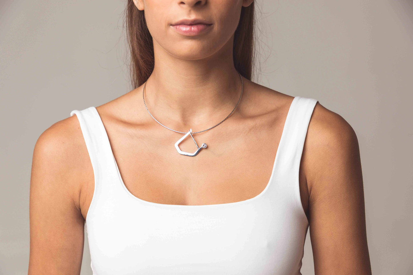 Gargantilla-Dhanurasana_Luz-de-Hatha-en-plata-sostenible