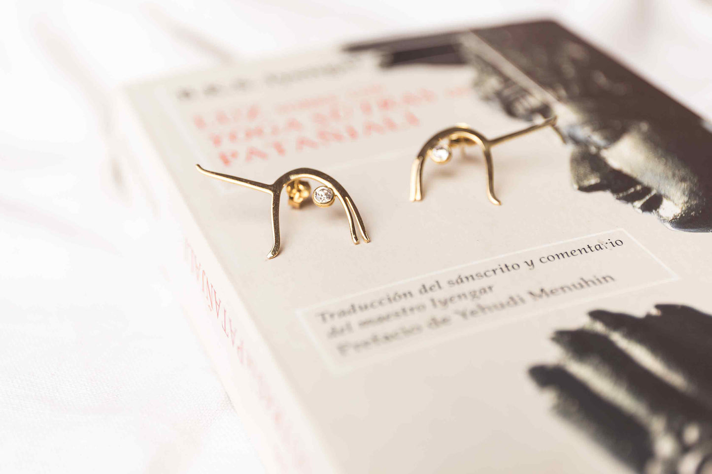 Pendientes-Eka-Pada-Urdhva-Dhanurasana-chapado-en-oro_Luz-de-Nehca_Luz-de-Hatha