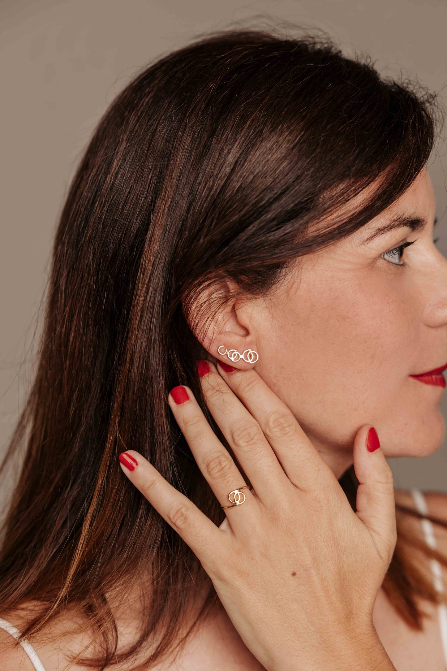 Pendientes-promesas-de-amigas-y-anillo-amistad-eterna-en-oro_Luz-de-Nehca