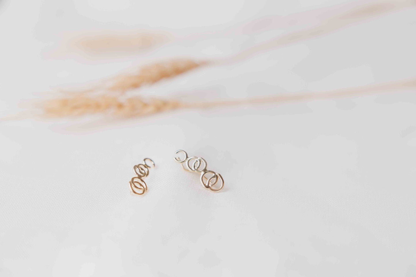 Pendientes-promesas-de-amigas_bodegon_Luz-de-Nehca