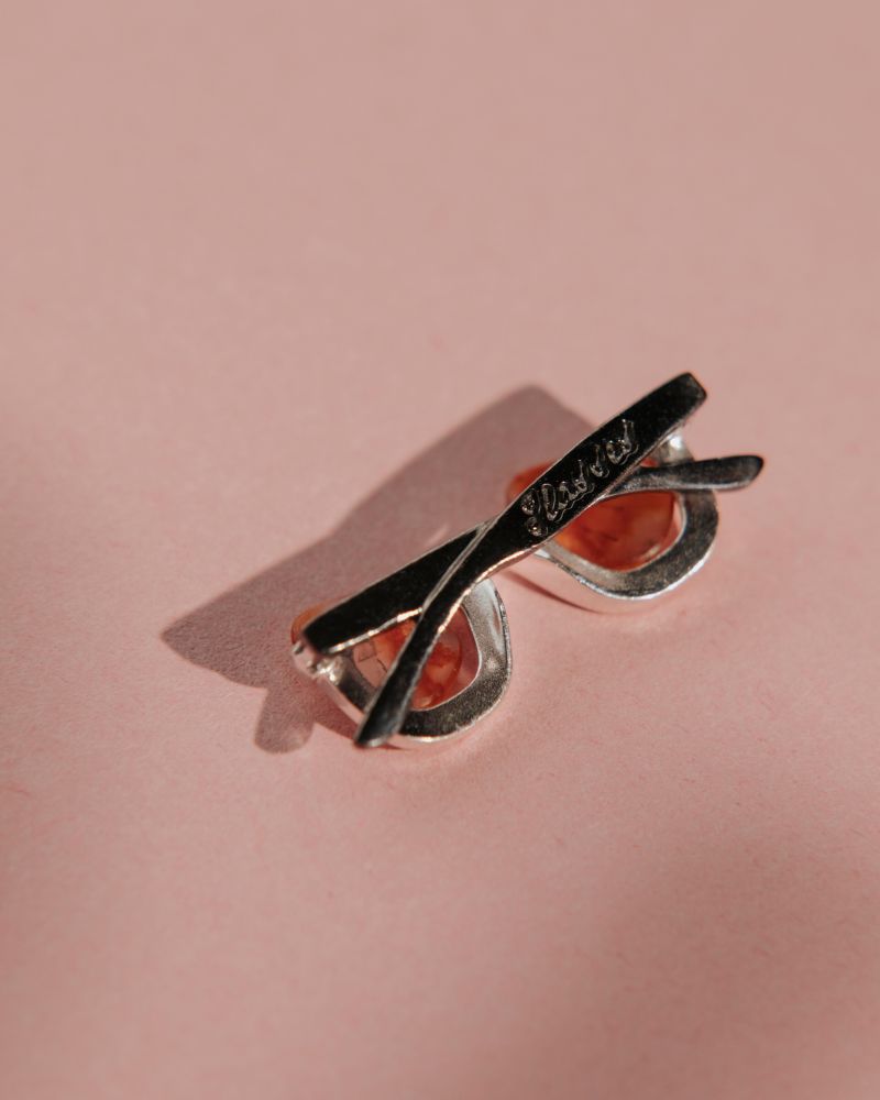 Colgante de gafas unisex con la montura de plata y chapada en oro negro. Los cristales son un cuarzo rojo con dendrítas. Las patillas están chapadas en oro negro.