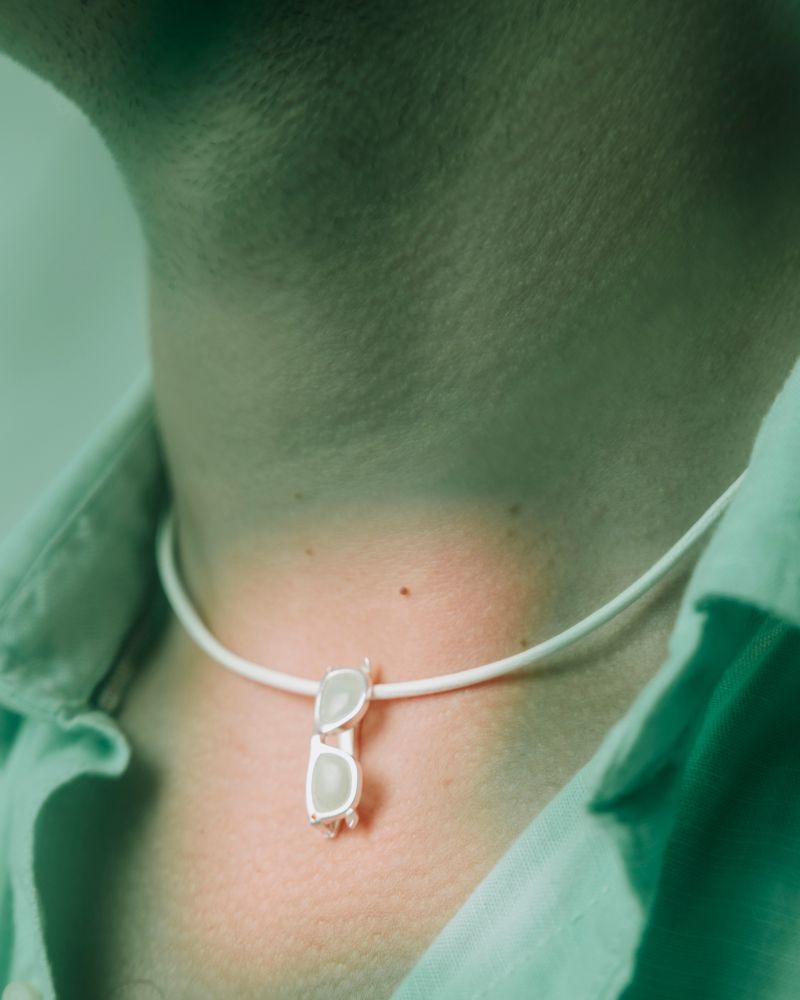 Detalles del colgante unisex de gafas de plata sostenible con aventurina y circonitas naranjas_Luz de Nehca