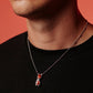 Detalles del colgante de cornalina lucido por un hombre y es unisex