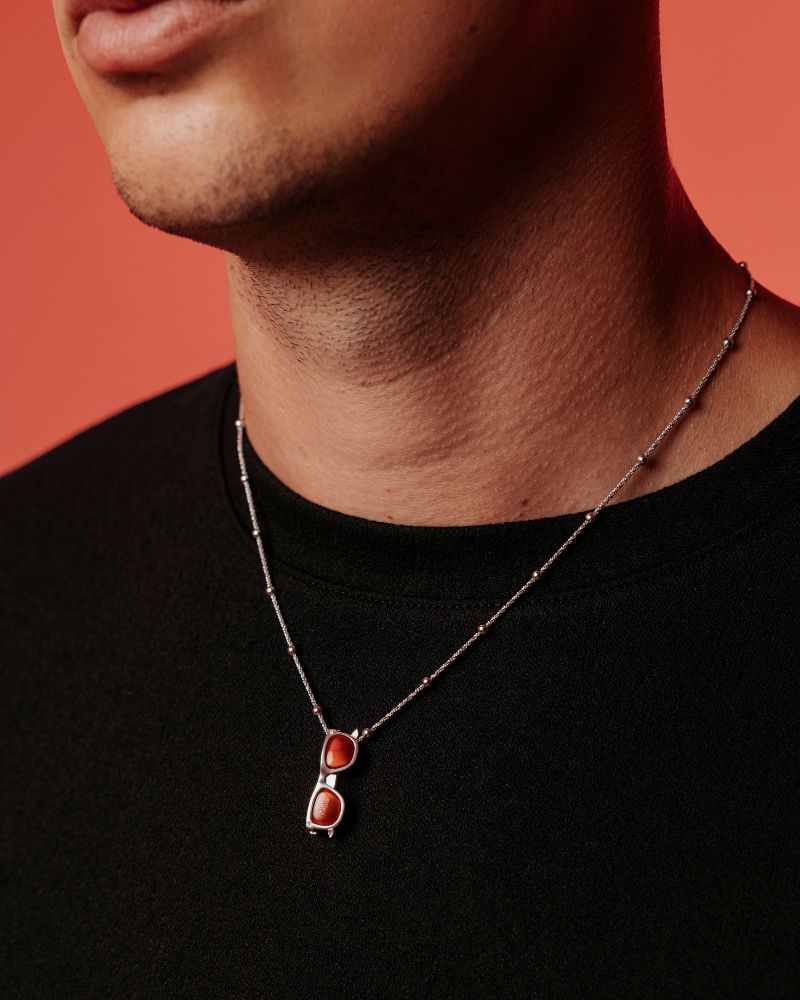 Detalles del colgante de cornalina lucido por un hombre y es unisex