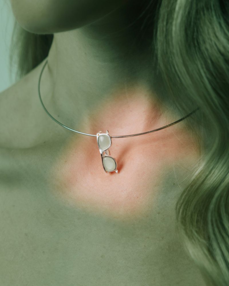 Colgante Unisex gafas plata aventurina con gargantilla rigida y circonitas naranjas Joyería Artesanal_Luz de Nehca