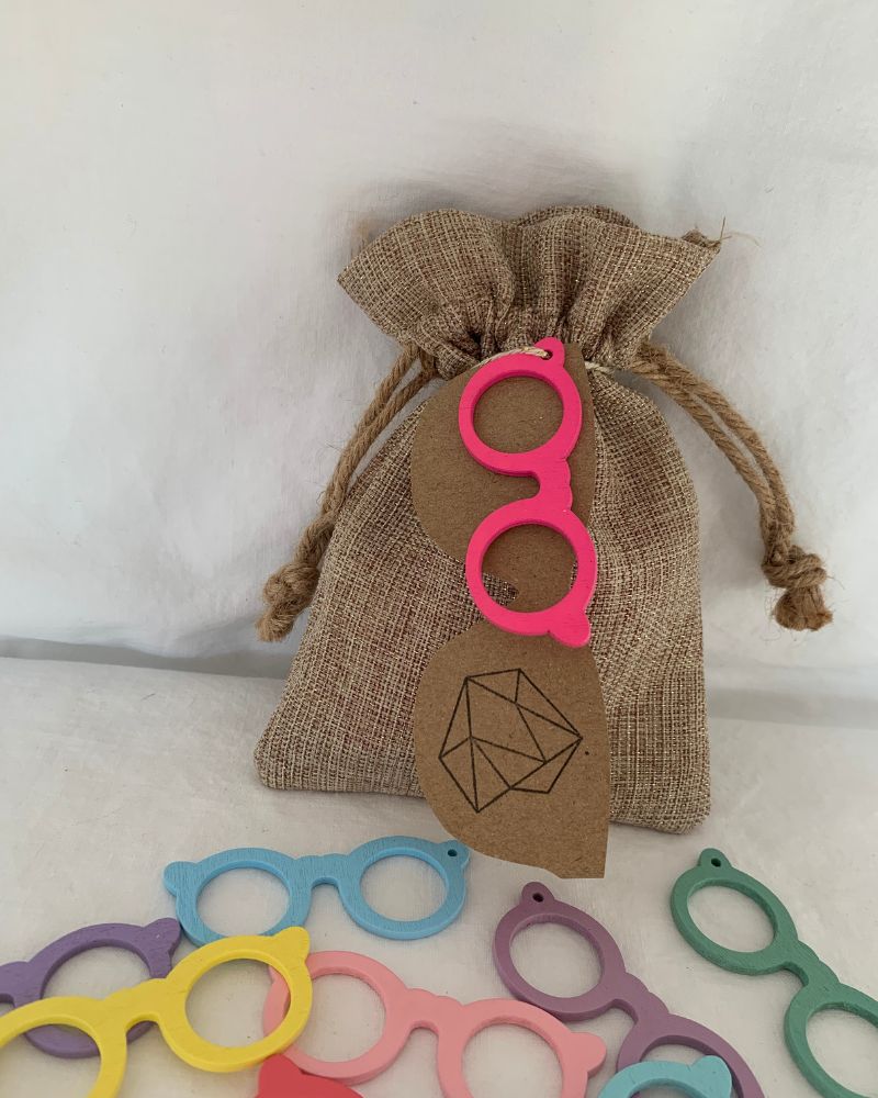 Para regalar con un packaging original y acorde a la colección con saquito de rafia y gafitas de madera de colores